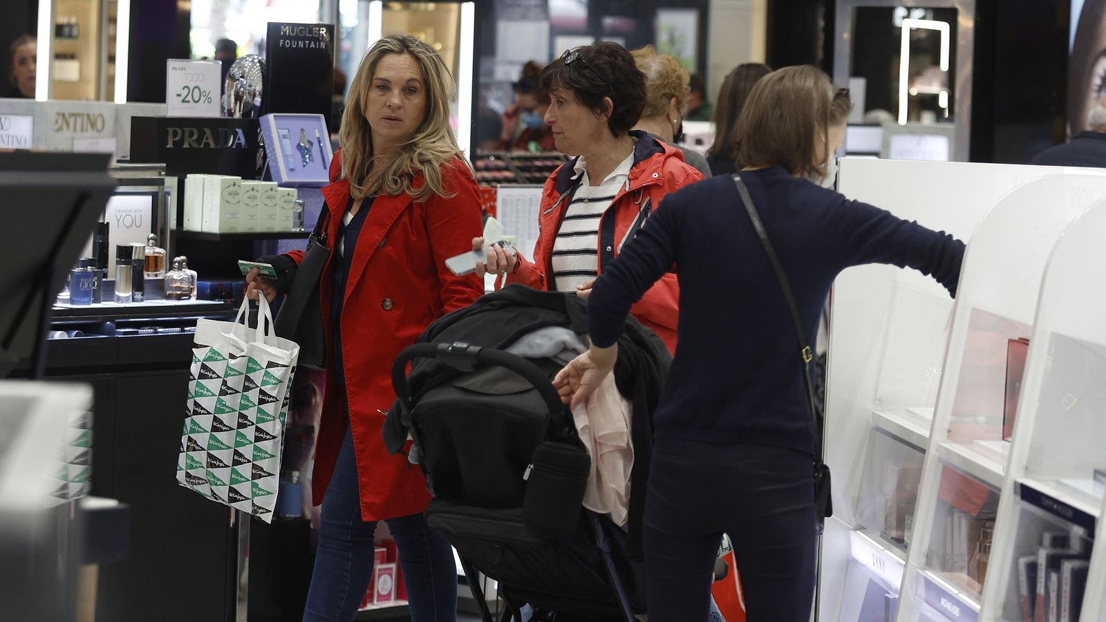 Personas sin mascarillas en El Corte Inglés de la Plaza del Duque.