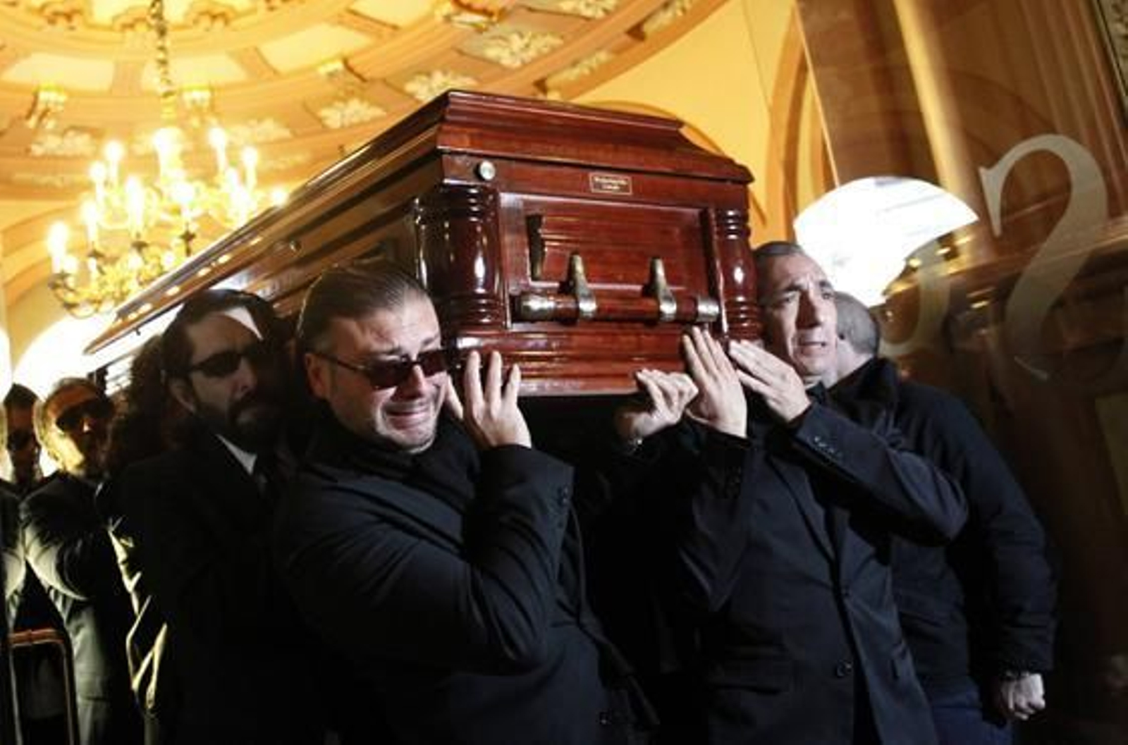 El féretro llega a la capilla ardiente. / AFP