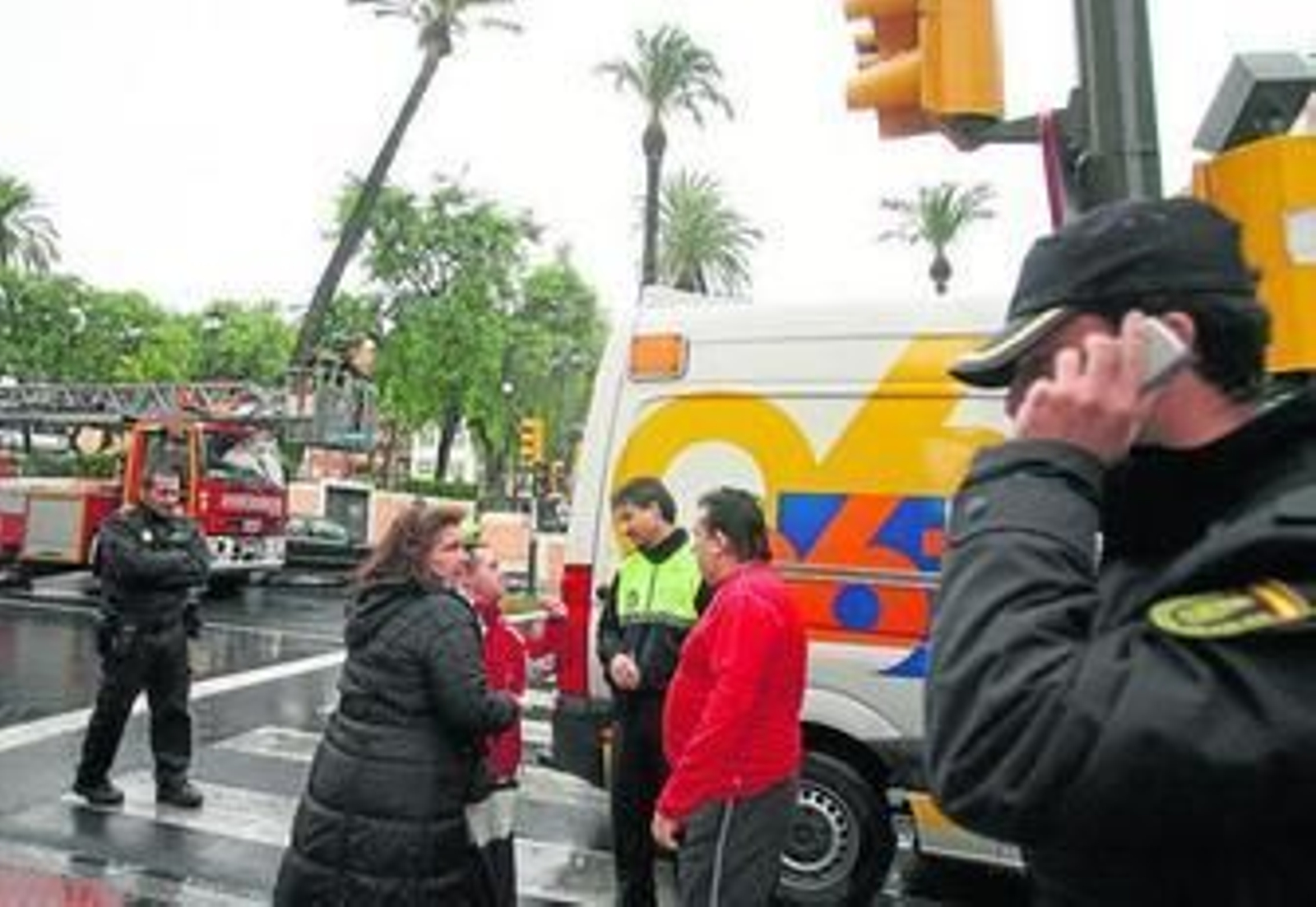 Bomberos, 061, Policía Local y Policía Nacional acudieron a la plaza de la Merced.