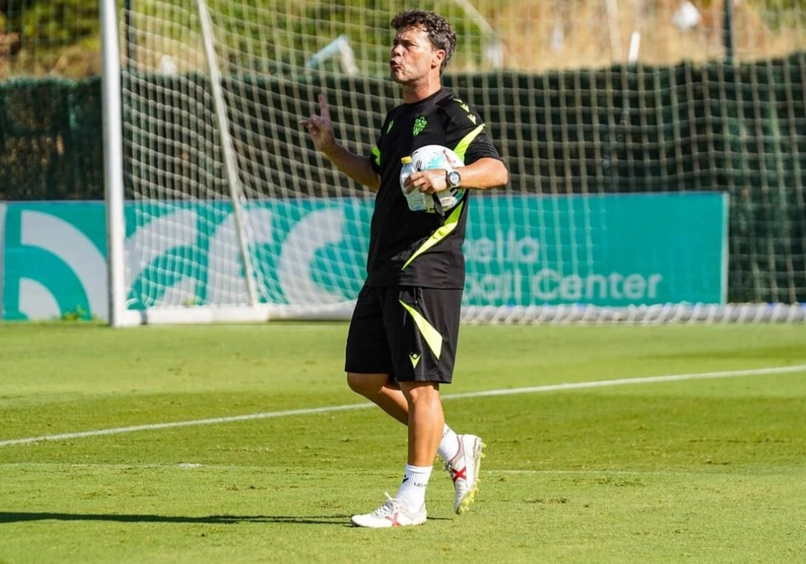 Rubi, balón y silbato en mano, dirige una sesión del stage en Marbella