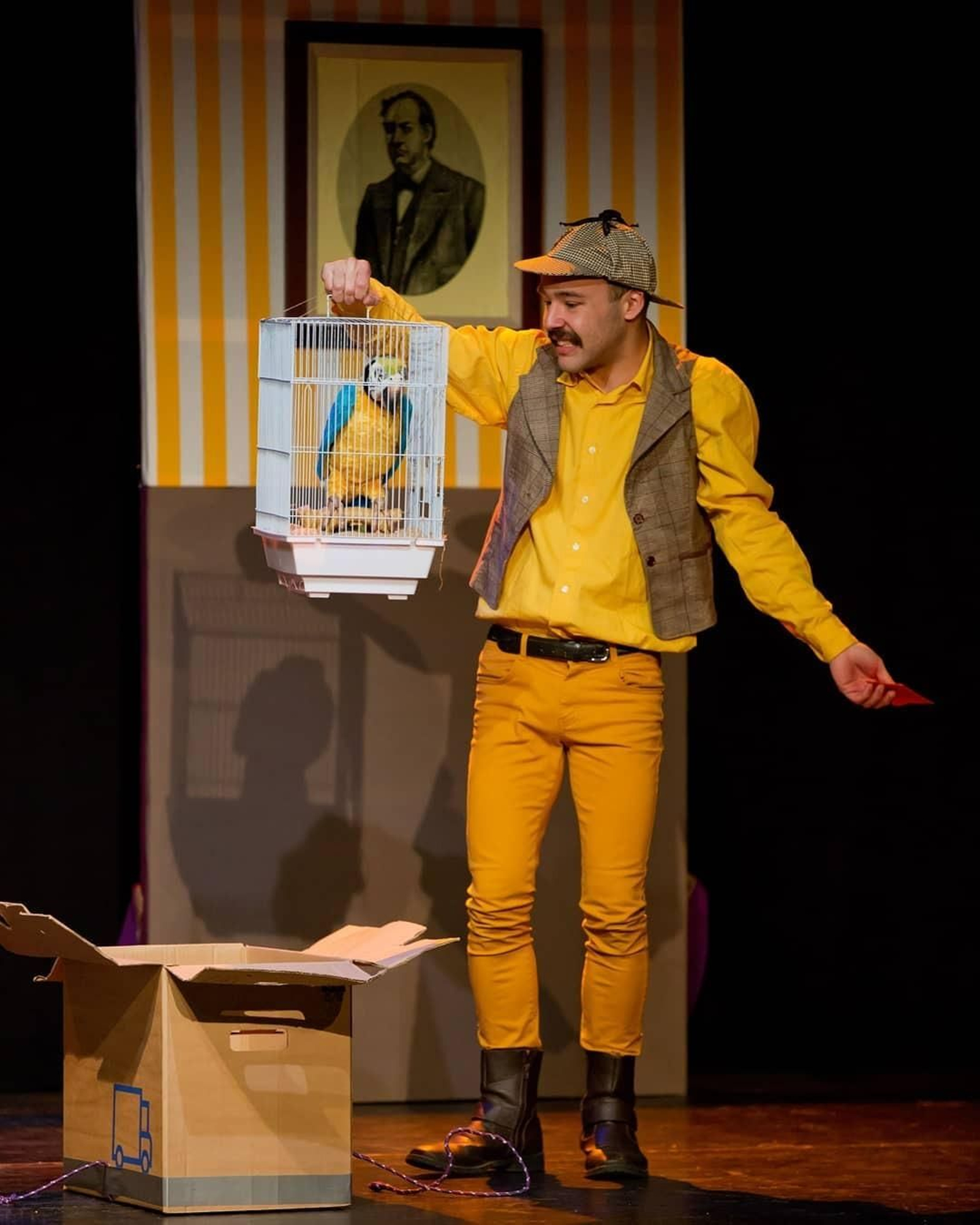 Caracterizado como el detective Arturo G. Holmes, con el que estará en Navidad en Sala Cero.