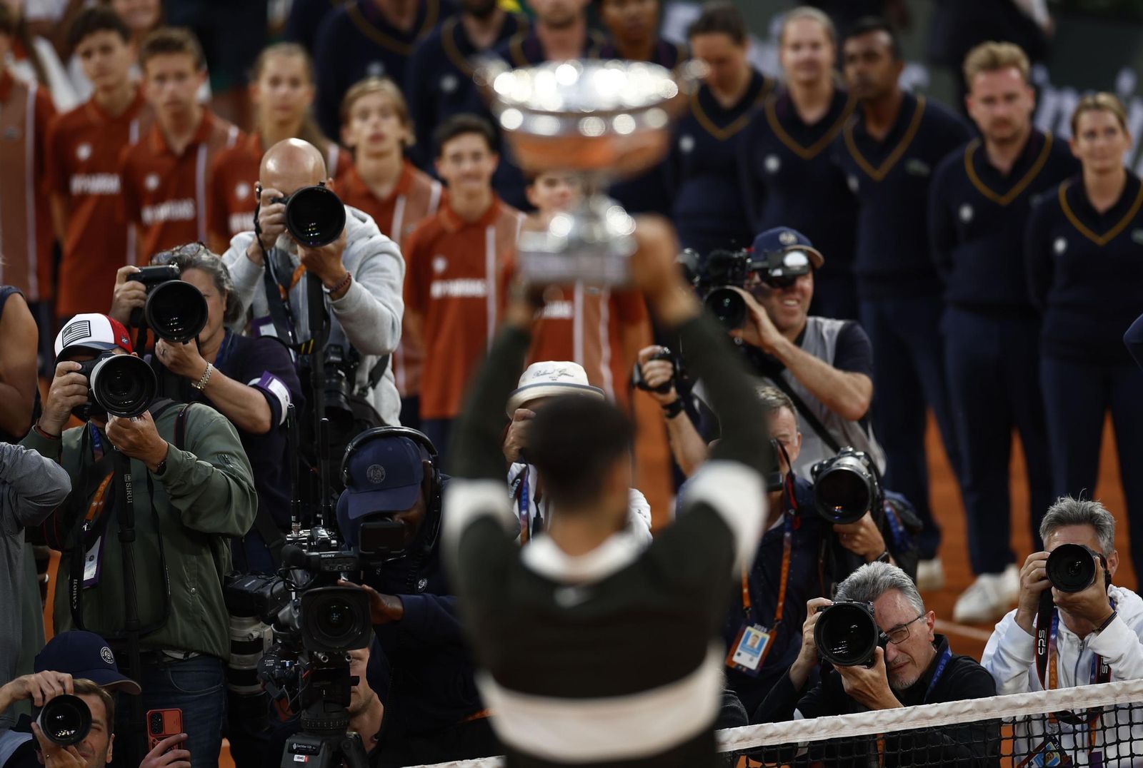 Las fotos de la celebración de la victoria de Carlos Alcaraz en Roland Garros