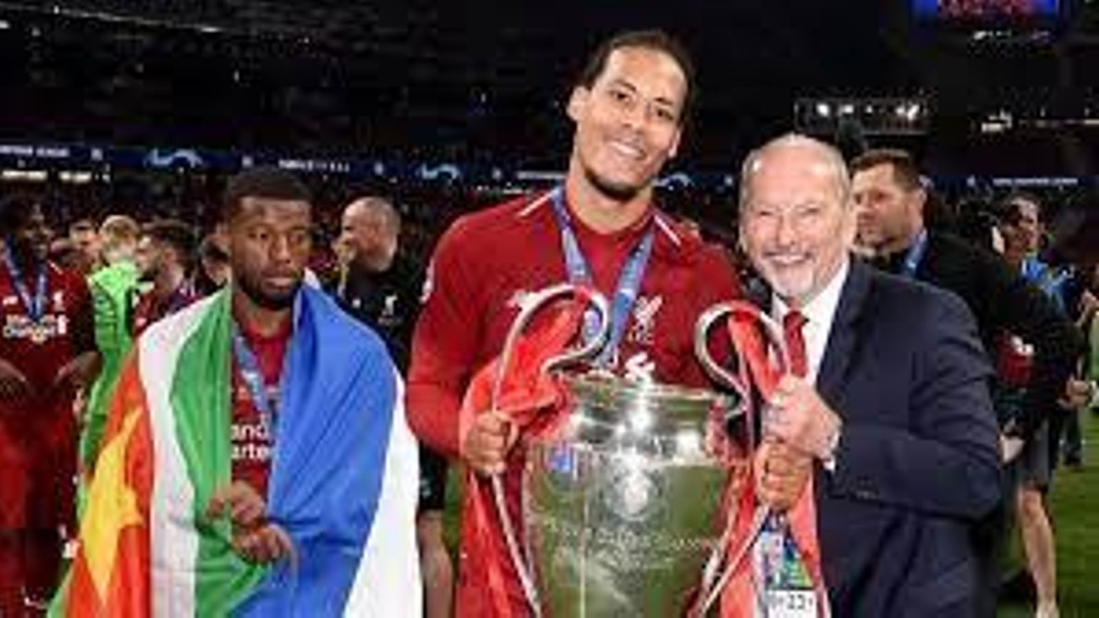 Peter Moore levantando la Champions con Van Dijk, una de las estrellas del Liverpool