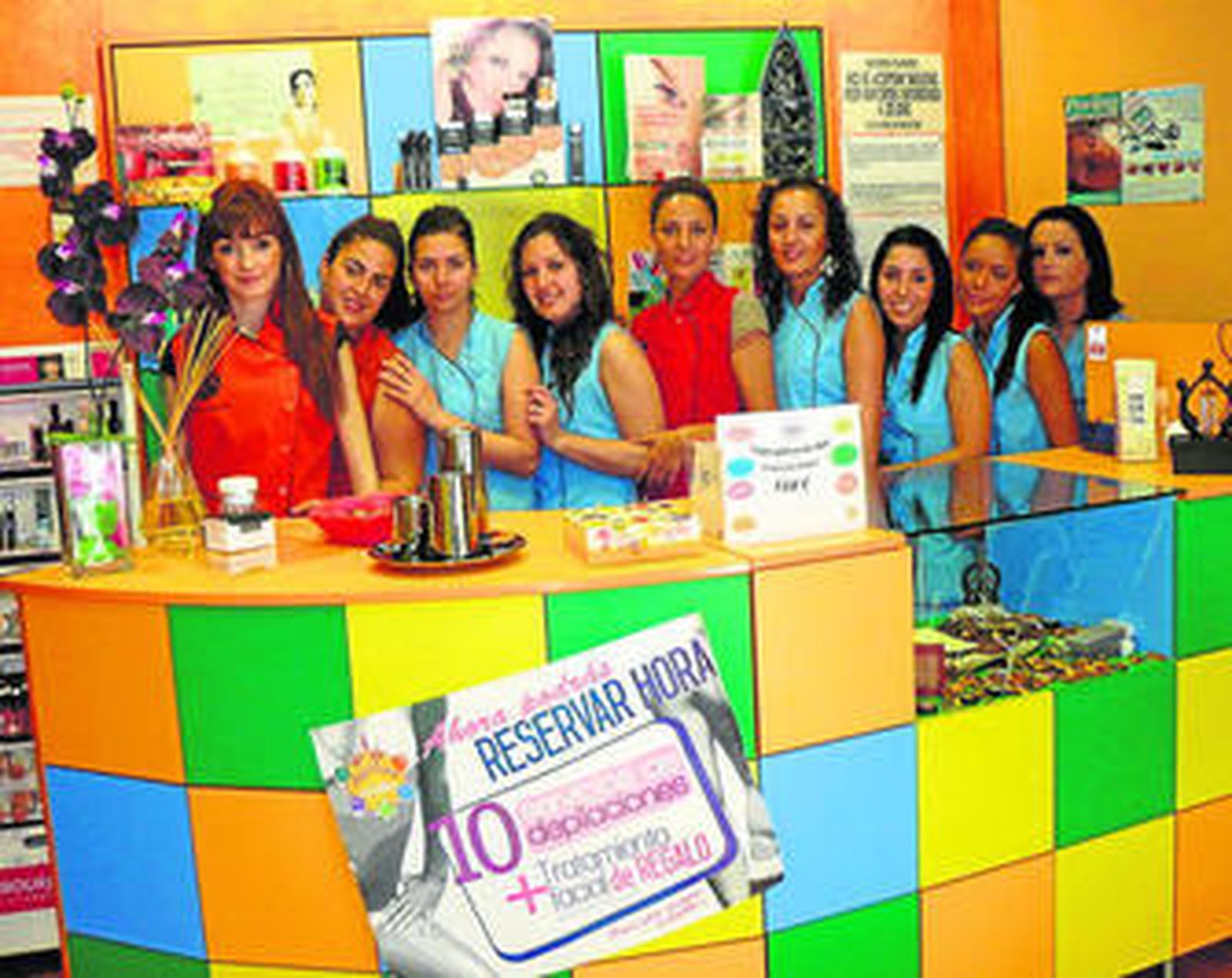 Mª del Mar, Cristina, Isa, Yoli, Nuria, Taty, Laura, María y Belén en las instalaciones de Depiline.