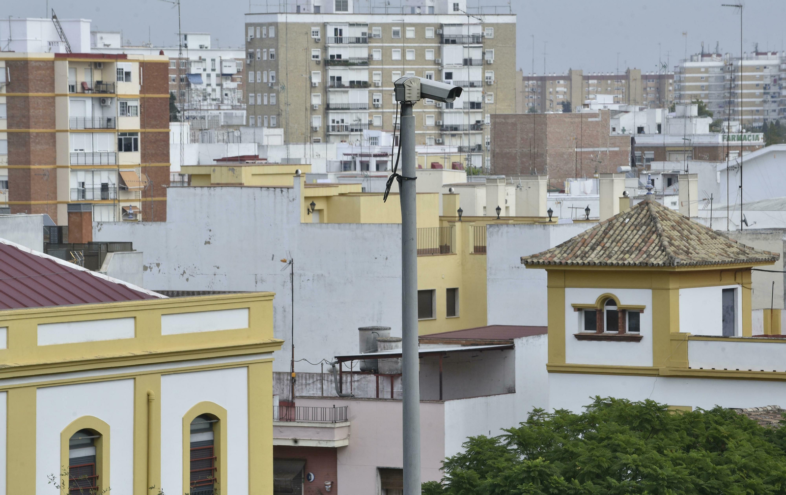 Una de las cámaras instaladas por el Ayuntamiento de Sevilla. Una de las cámaras instaladas por el Ayuntamiento de Sevilla.