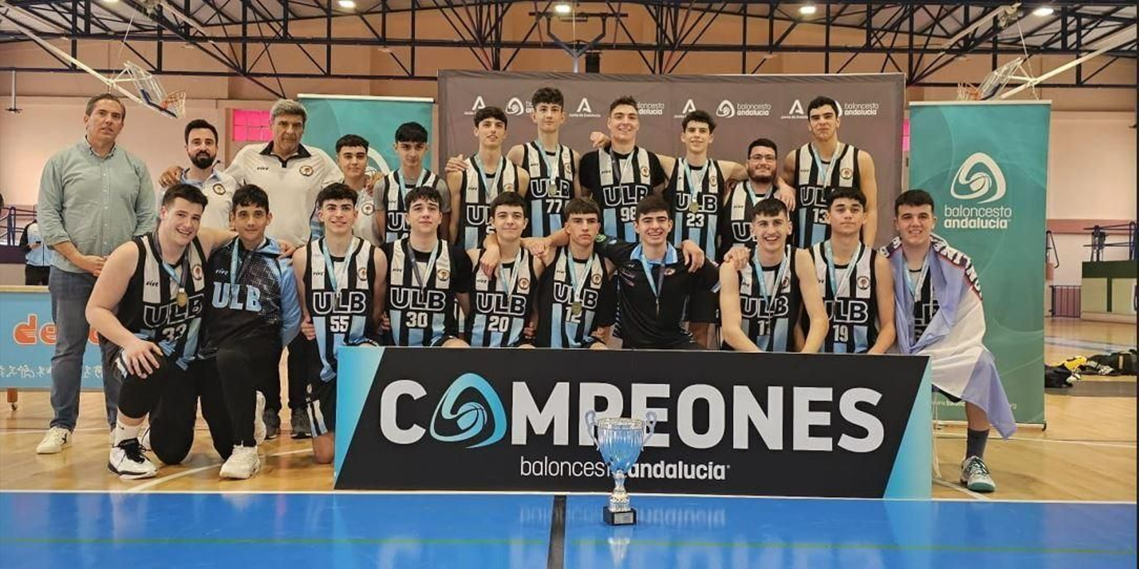 El junior de la ULB celebra su título provincial