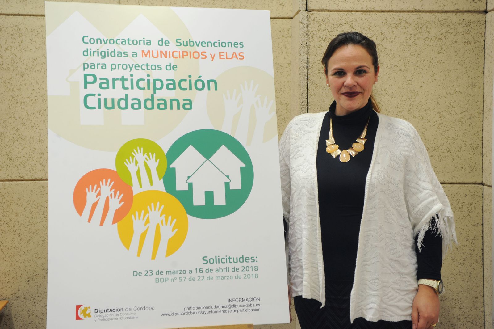La diputada Aurora Barbero posa con el cartel del programa de ayudas.