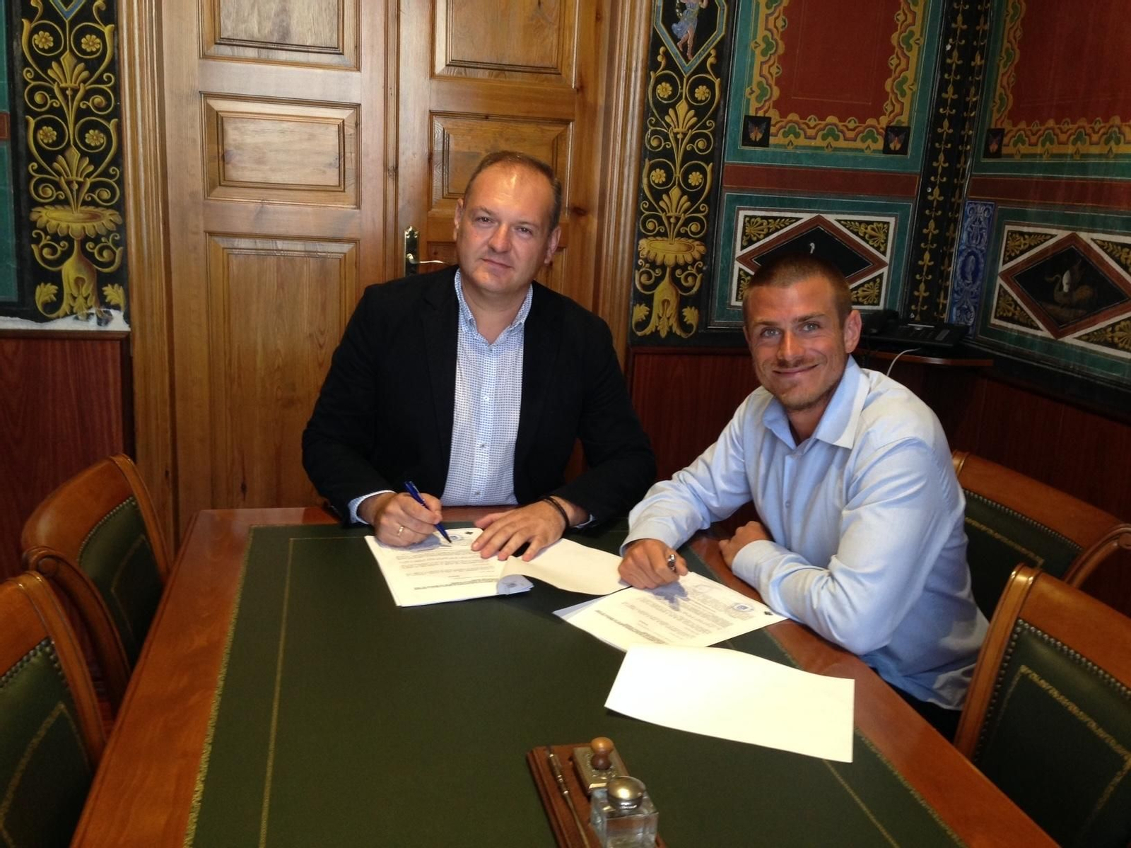 El regidor firma el convenio con el responsable de Lunar Cable Park.