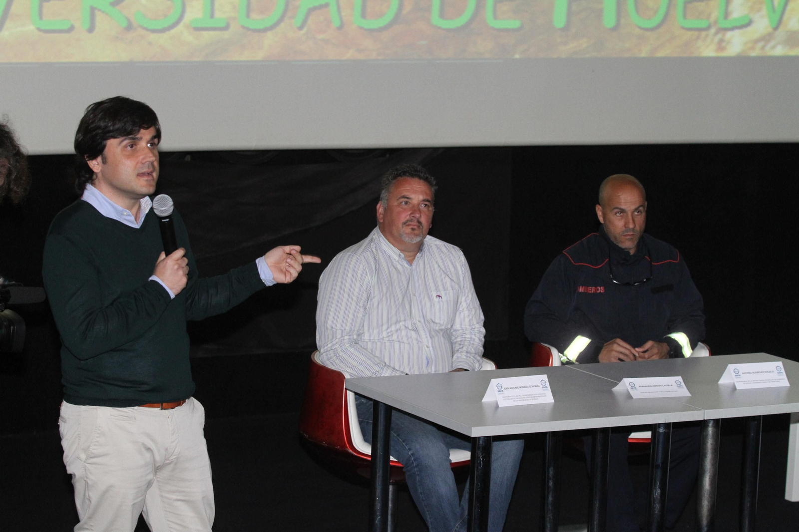 El cineasta Fernando Arroyo, el catedrático Juan Antonio Morales y el presidente de BUSF, Antonio Nogales, en otra charla por el documental en 2017.
