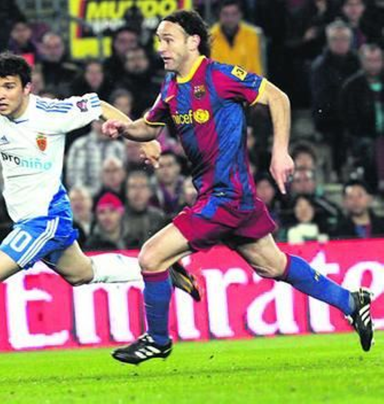 Gabi Milito, aquí persiguiendo a Bertolo, será el sustituto de Puyol.