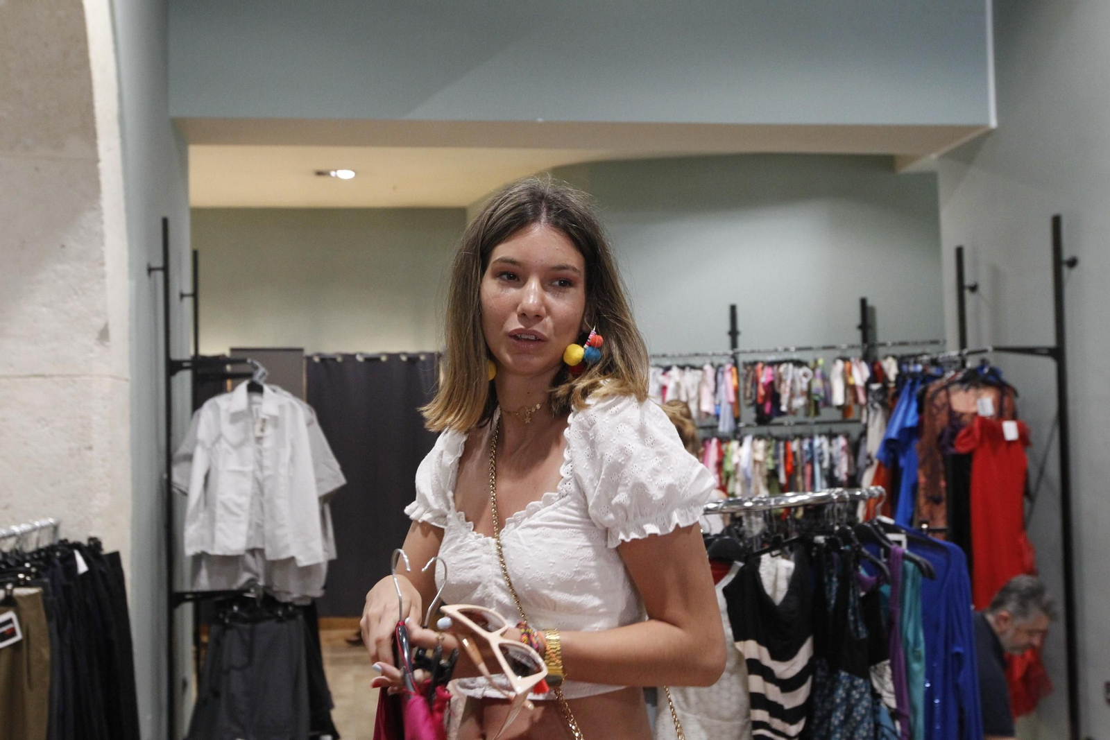 Fotogalería influencers en tienda Koopera Store Caritas Almería