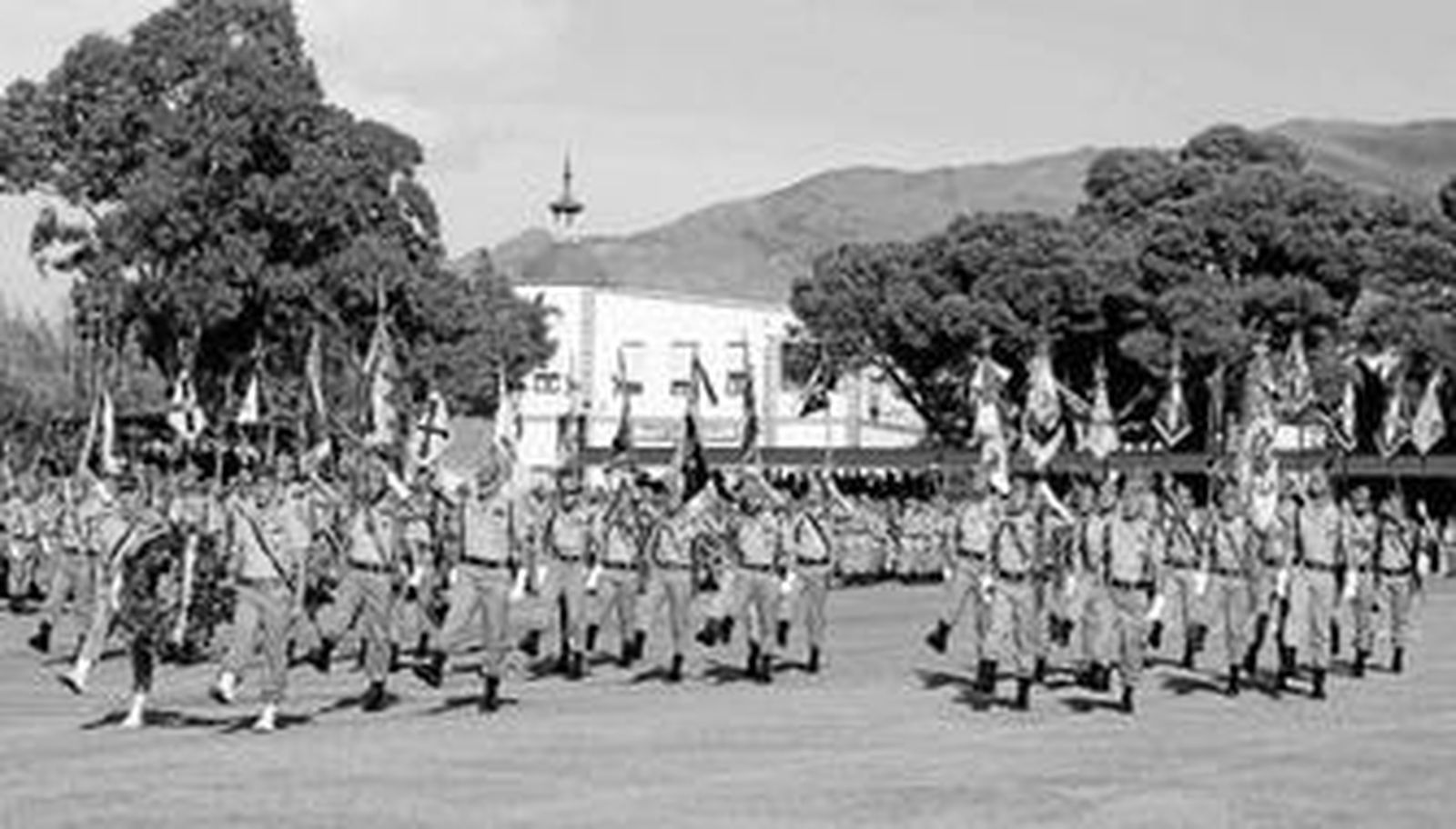 Un momento del homeje a los muertos con los guiones y banderines de las Unidades de la Brigada de La Legión.