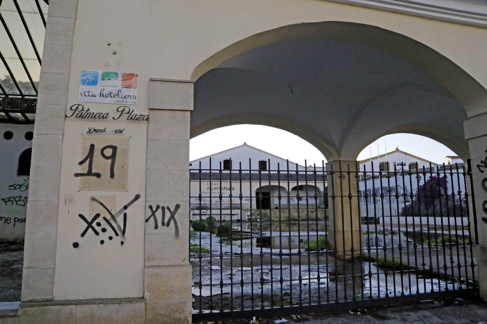 Exterior del abandonado hotel Palmera Plaza, en la calle Pizarro.