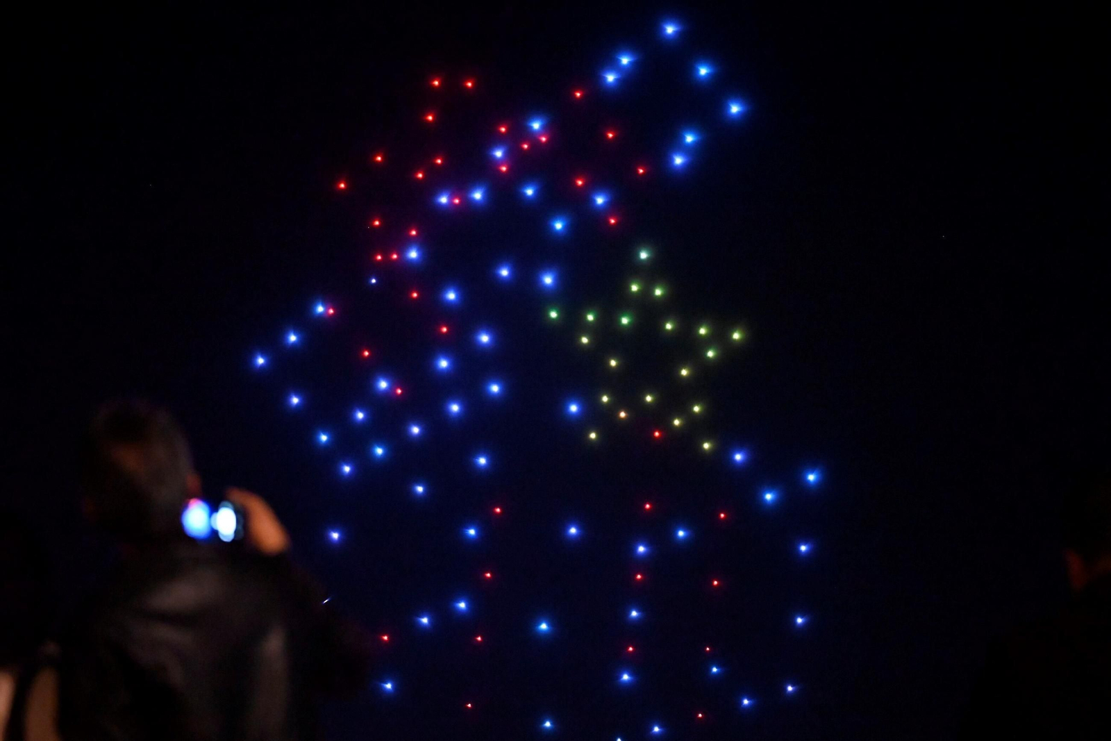 Más de un centenar de drones iluminan la Navidad desde el cielo de Córdoba