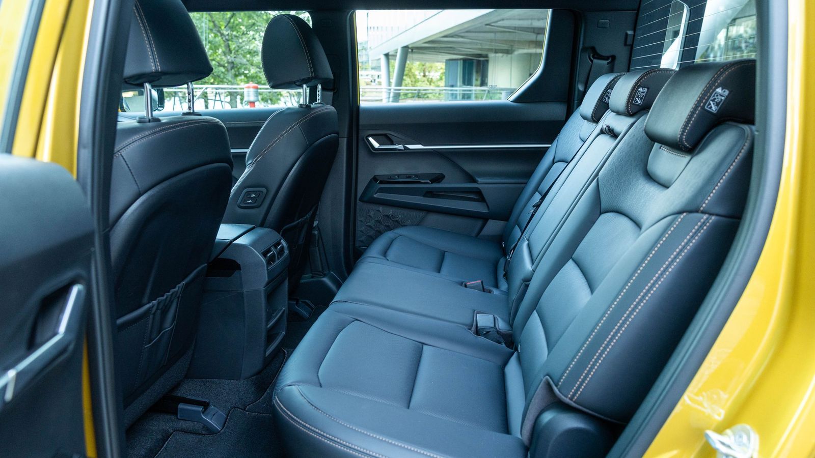 En todos los Musso EVX es posible, a la vez que se adelantan ocho centímetros las banquetas, reclinar el respaldo. El espacio, a lo largo, alto o ancho en estas plazas, es muy correcto.