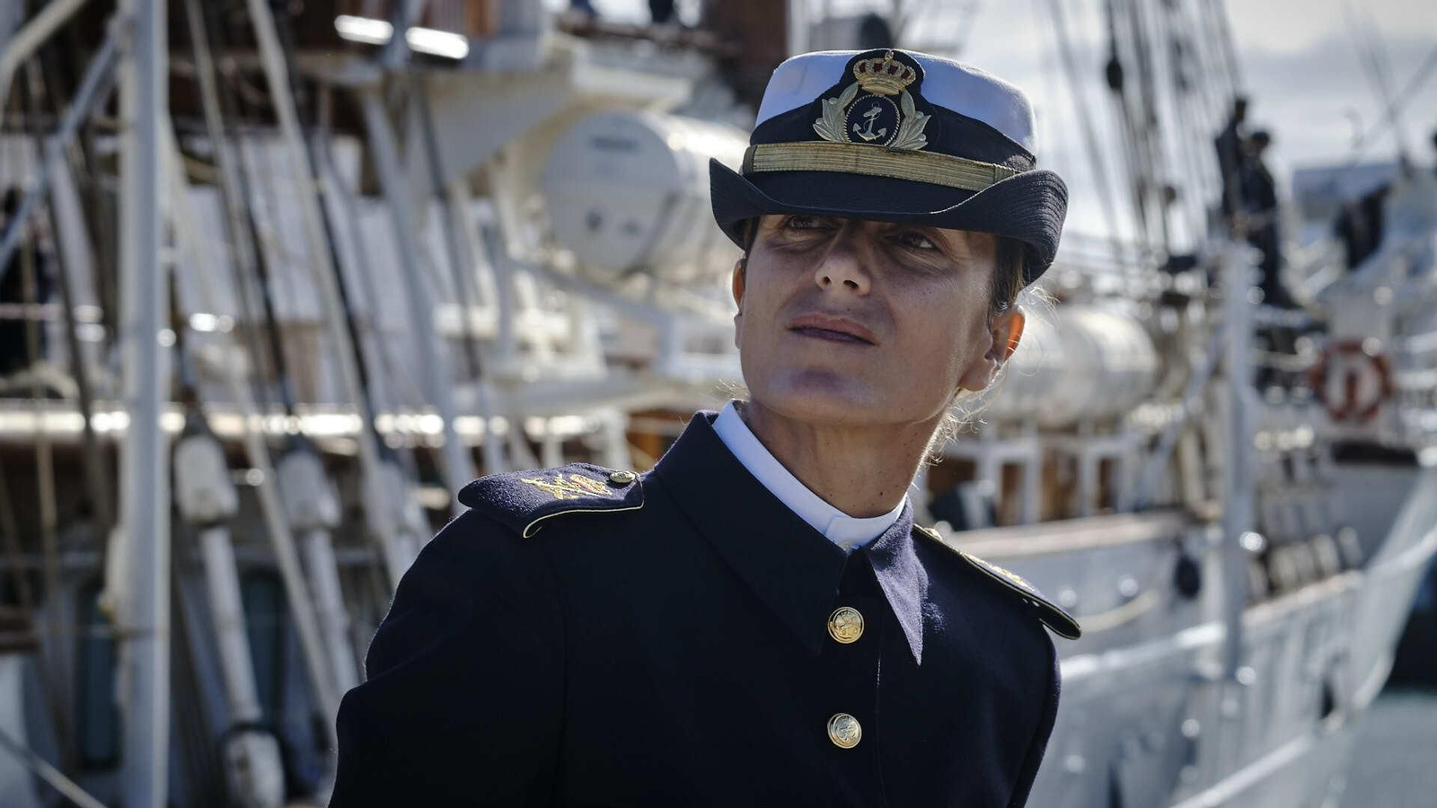 El buque escuela 'Juan Sebastián de Elcano' inicia su crucero de instrucción desde el muelle de Cádiz.
