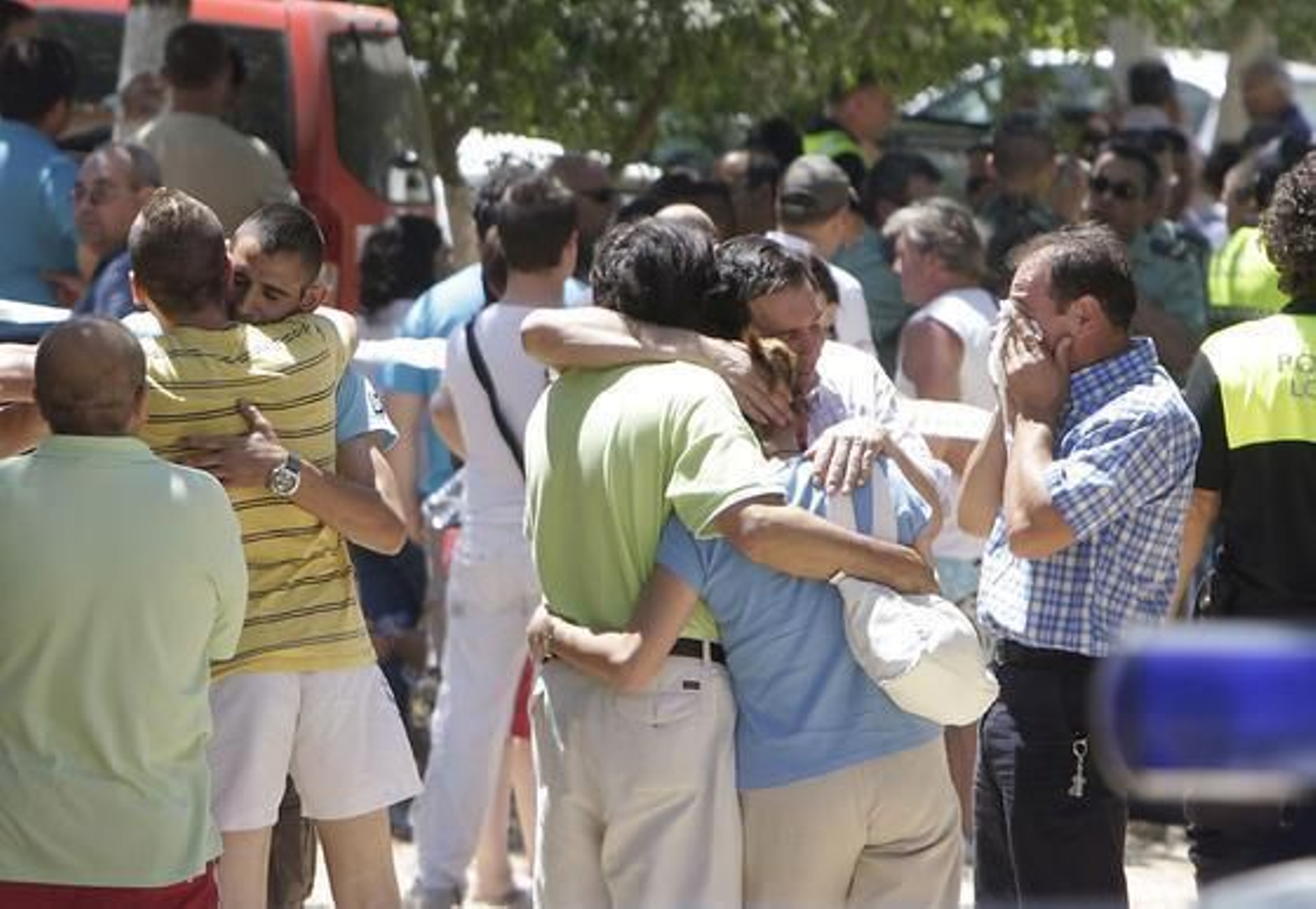 Familiares de los fallecidos se abrazan. / José Ángel García