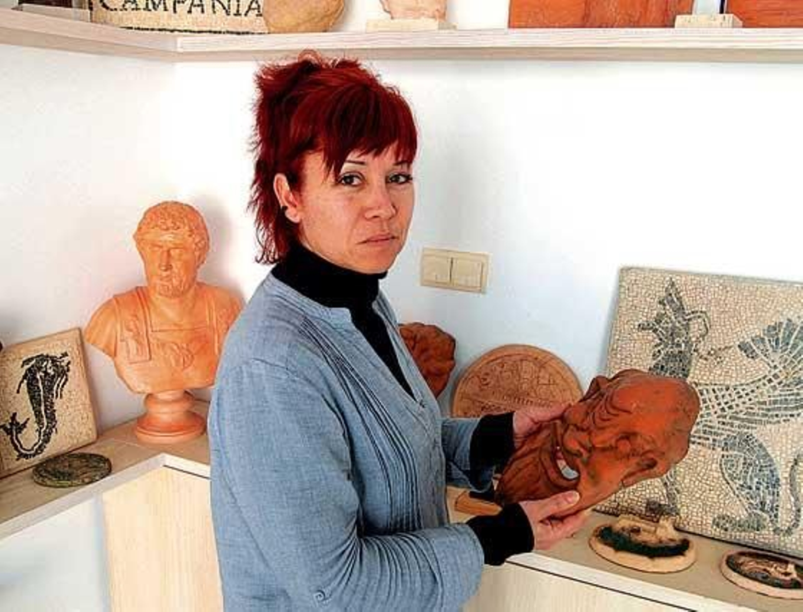 Artesanía La Fundación
Propietario: Asociación de Minusválidos Psíquicos ‘La Fundación’. · Gerente: Juan Quiñones · Petri Casa Suplé y Cati Díaz Rodríguez trabajan aquí
Puesto V-8
Género:Reproducción arqueológica en general
Juan Quiñones es el gerente de esta tienda de la plaza dedicada a la actividad cerámica y reproducción arqueológica en general. Un trabajo que proviene del Centro Especial de Empleo de la Asociación de Minusválidos Psíquicos ‘La Fundación’, que, con varios materiales, pretende reproducir la belleza de la arqueología. 
La historia de este puesto no comenzó con la andadura de la nueva plaza, sino que viene de la anterior, donde se dedicaban a la carpintería y jardinería. 



Foto: Paco Periñán