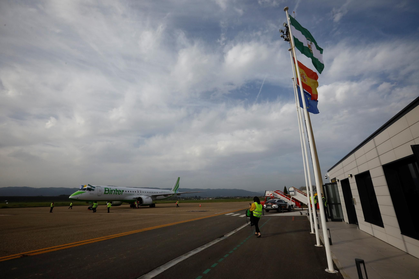 El aeropuerto de Córdoba recibe el primer vuelo de Binter desde Canarias, en imágenes