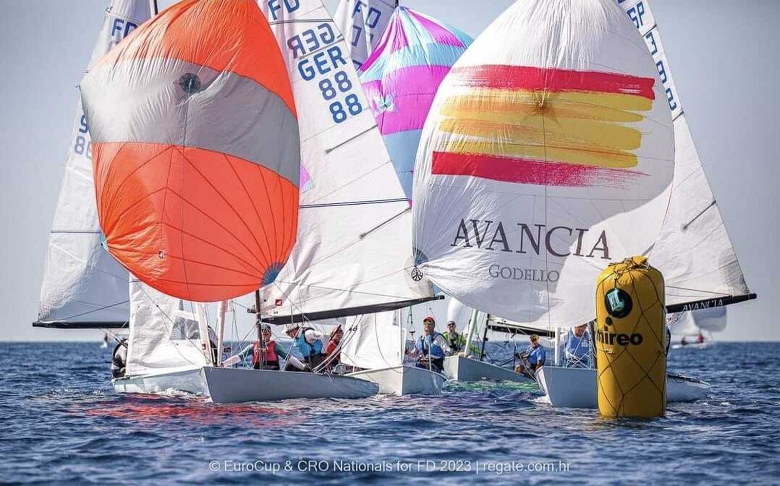 El ‘Timón de Roche Avancia' (d) pugna con el campeón de Europa.