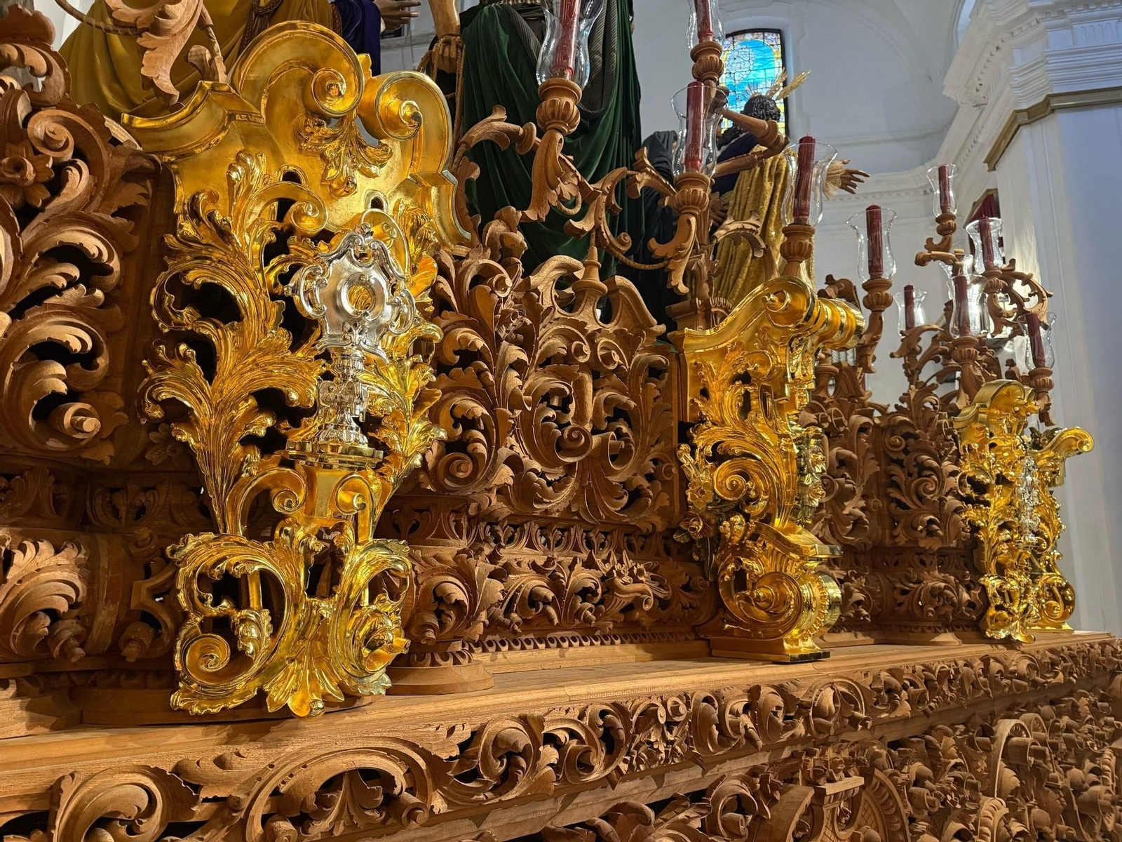 Uno de los laterales del paso del Prendimiento, con las nuevas cartelas doradas que estrena este 2025.