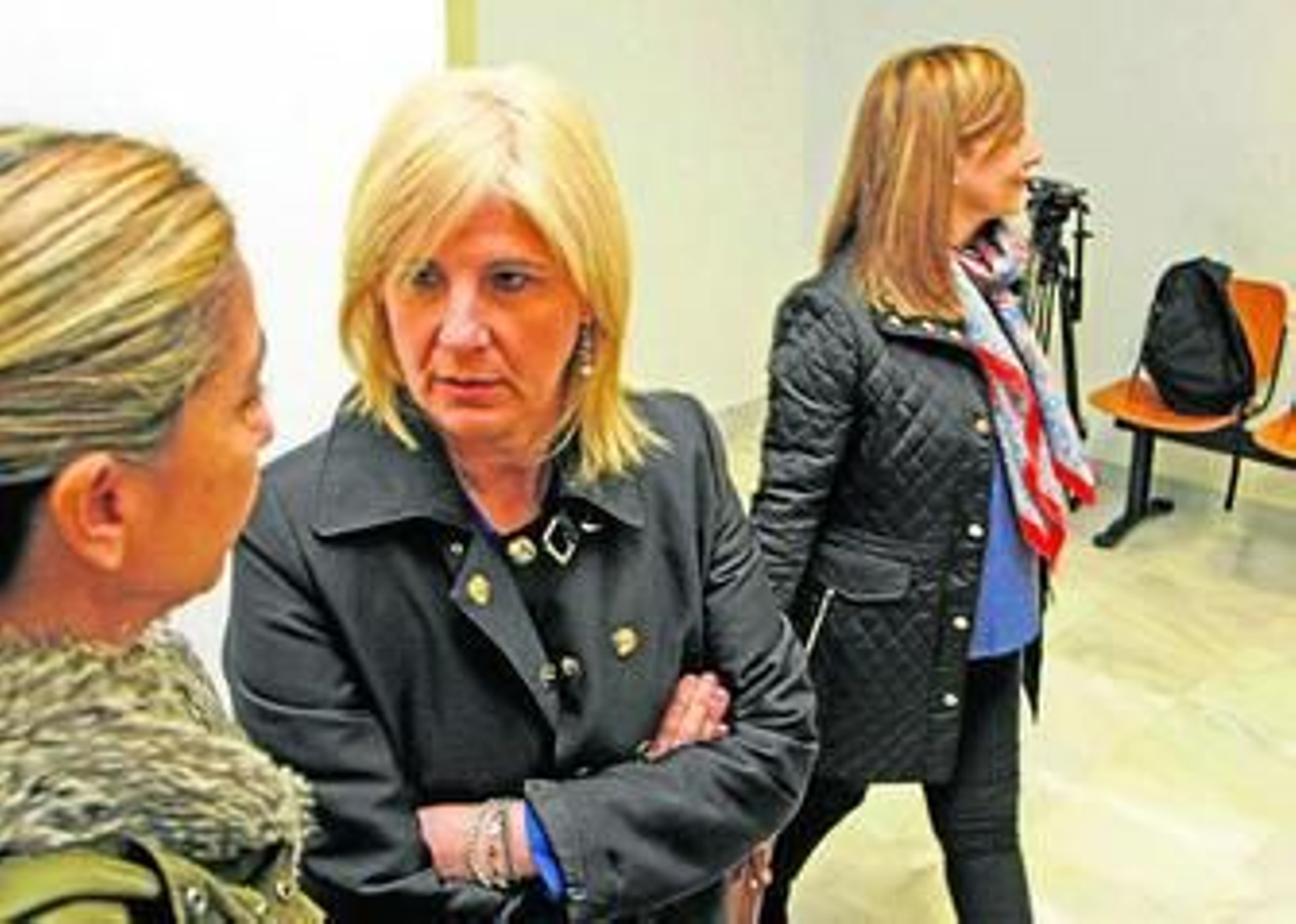 La alcaldesa de Jerez, María José García-Pelayo, conversa antes de testificar mientras pasa tras ella Pilar Sánchez.