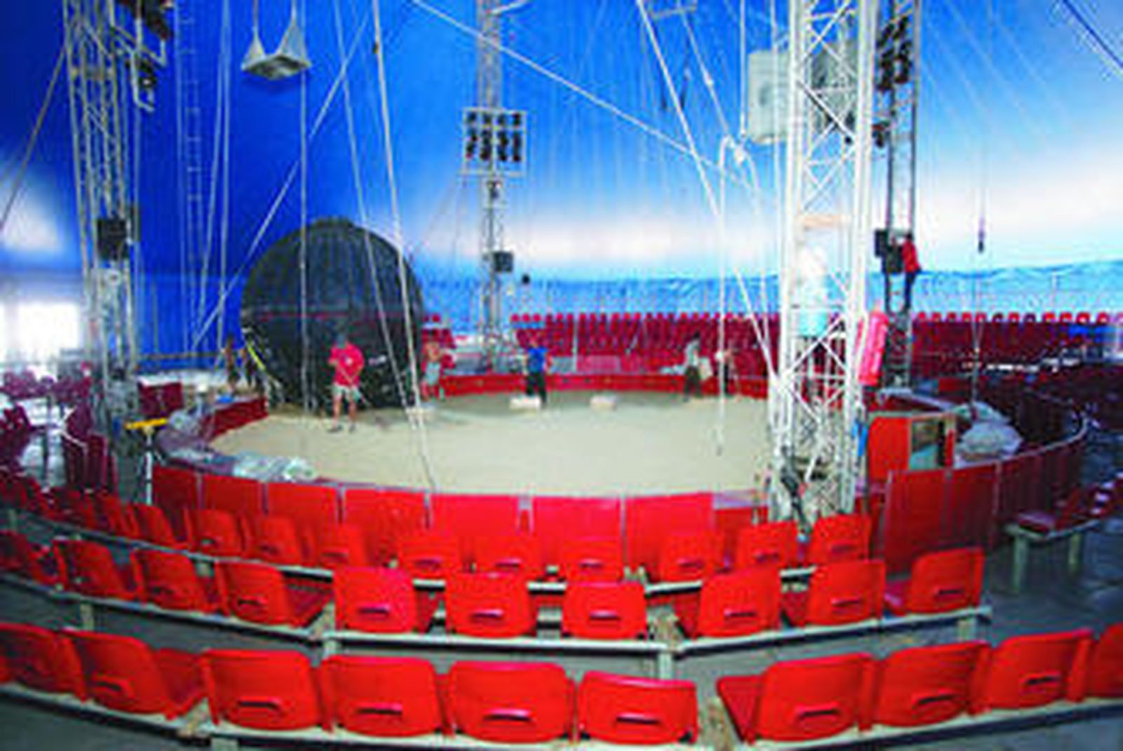 Los trabajadores del circo montando el escenario en el que tendrá lugar la función.