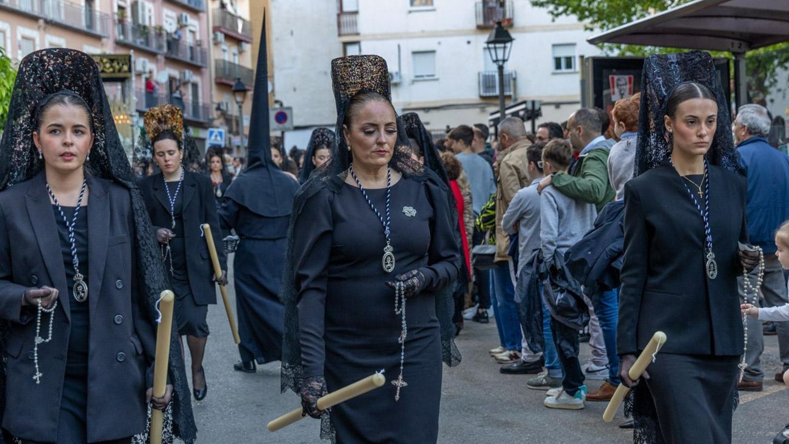 Luto y duelo en la noche del Viernes Santo, en imágenes