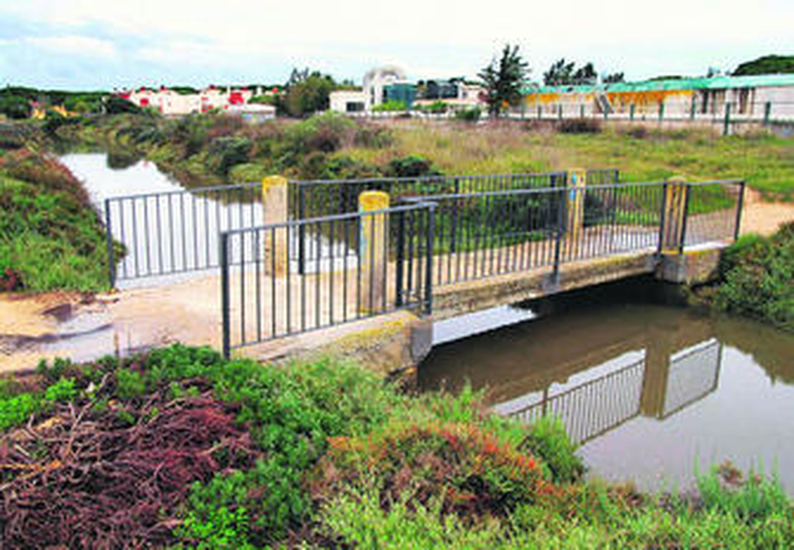 La futura carretera discurrirá entre el arroyo Carrajolilla y el núcleo de viviendas que se observa en la imagen.