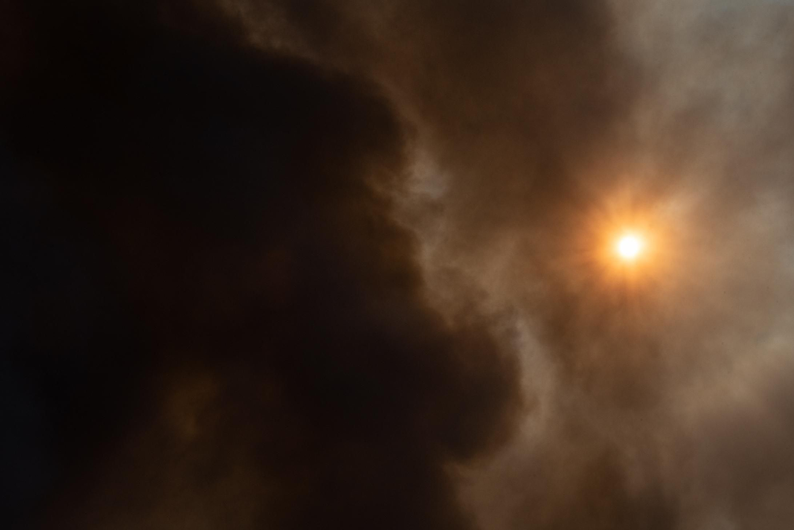 Imágenes del incendio de Almonaster a su paso por Zalamea