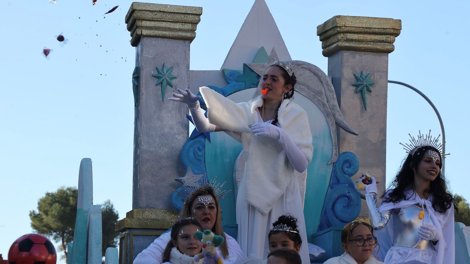 La Estrella de la Ilusión lanza caramelos en el barrio de Pino Montano.