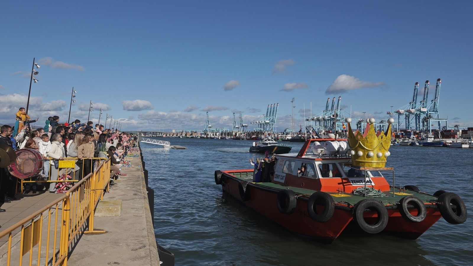 La esperada llegada en barco de los Reyes Magos de Oriente a Algeciras.