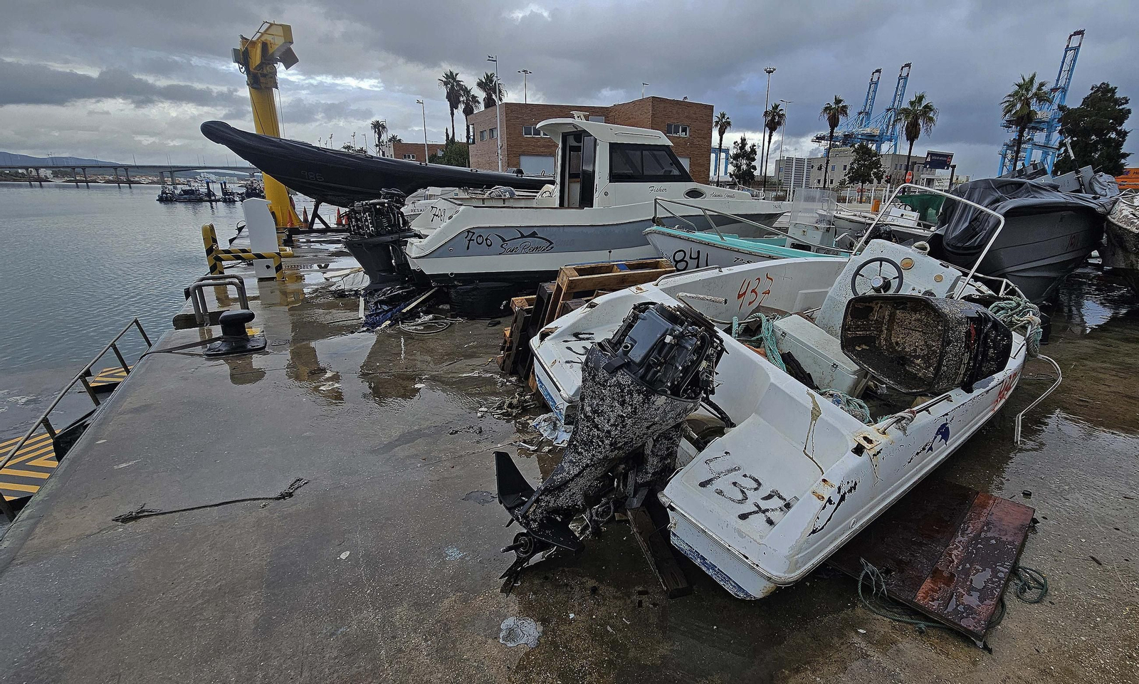 Fotos del hacinamiento de narcoembarcaciones requisadas en el Puerto de Algeciras