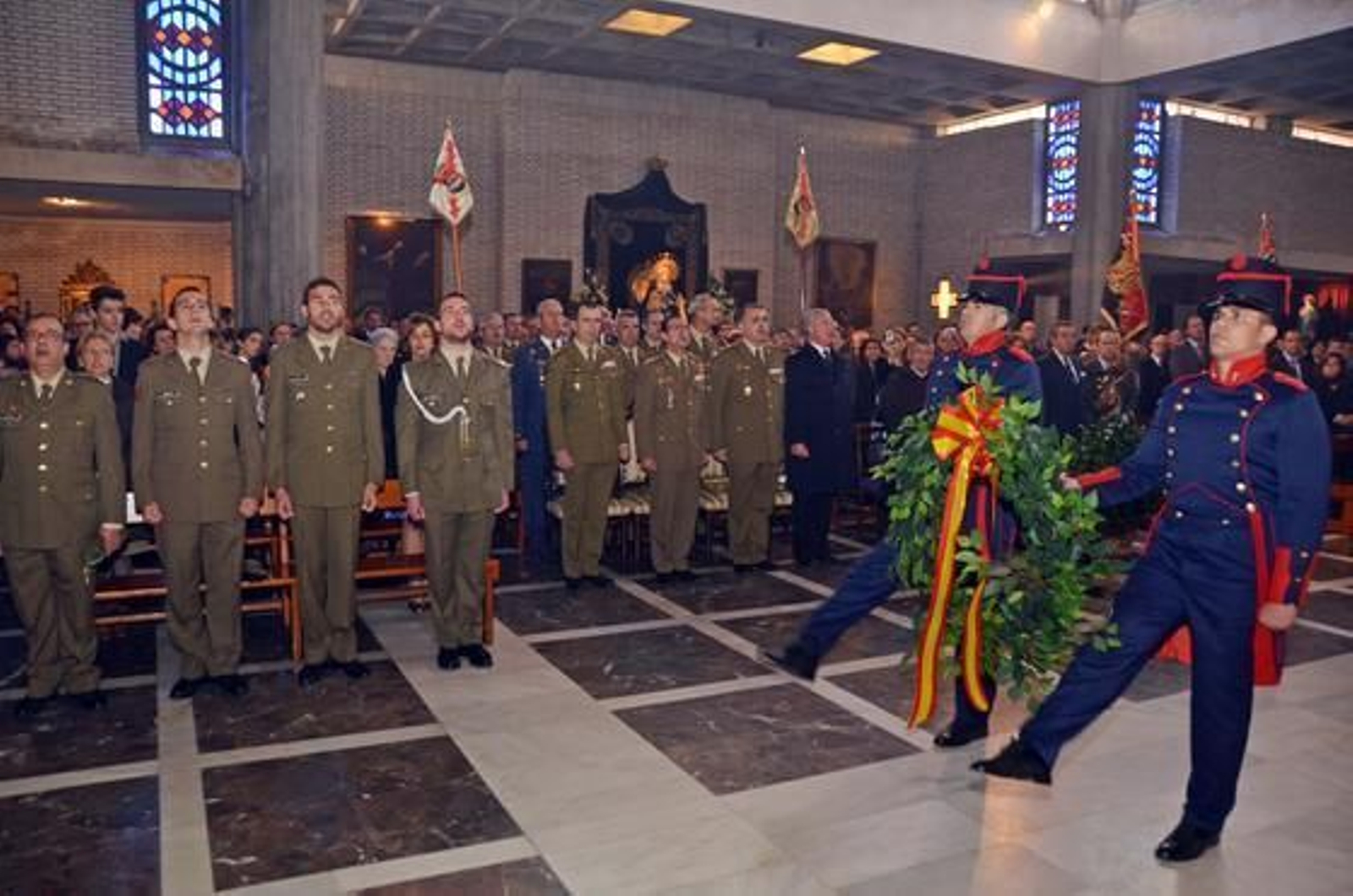 En la imagen, el homenaje a los caídos que tuvo lugar ayer en Capuchinos durante la ofrenda del Ejército.  Foto: Manuel Aranda