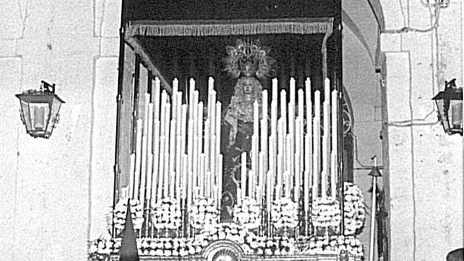 Desamparados, en los años 90, antes de cambiarse a la tarde del Viernes Santo, cuando procesionaba con la antigua talla.