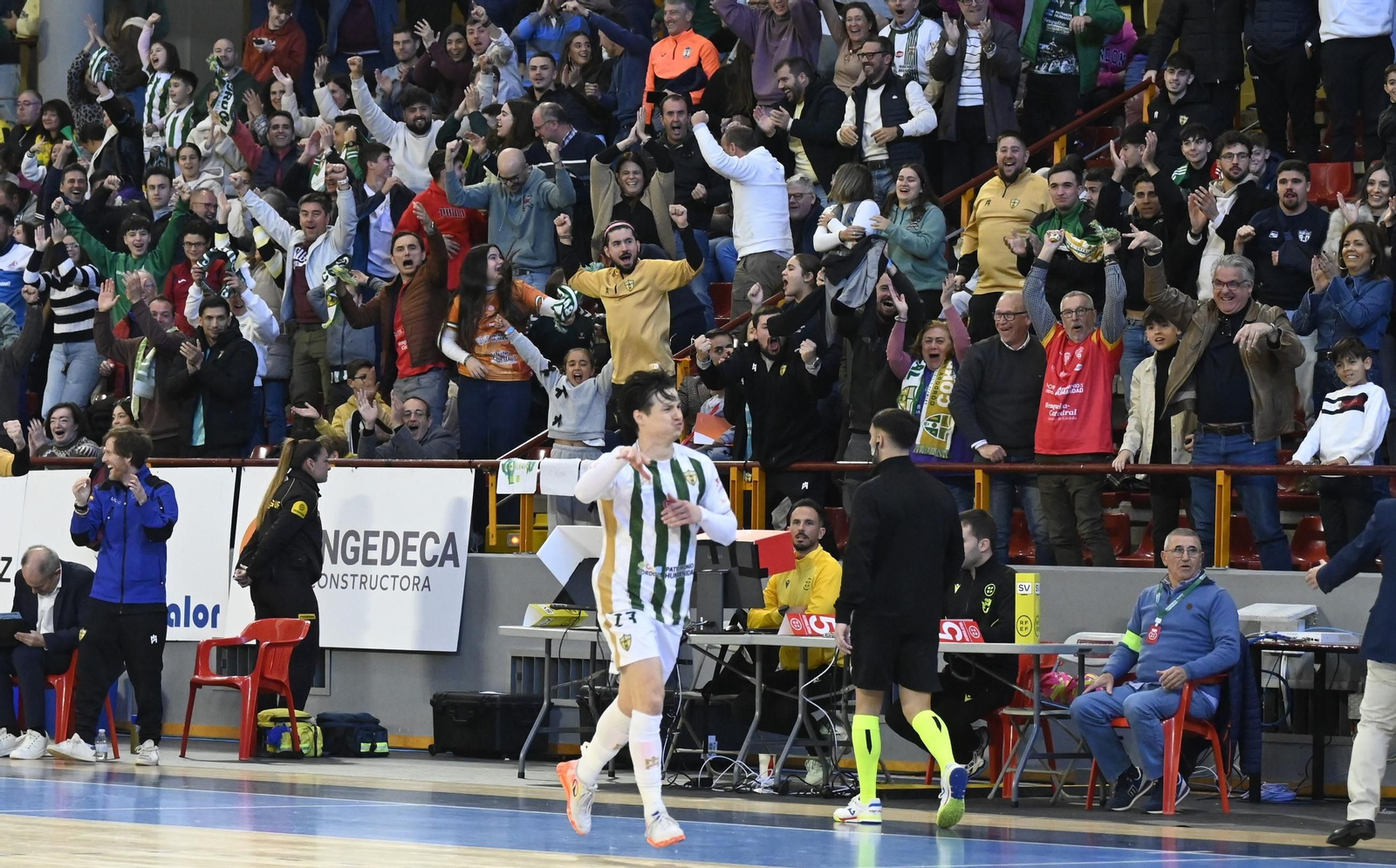 Las mejores fotos del ambiente en Vista Alegre para el Córdoba Futsal - Jaén