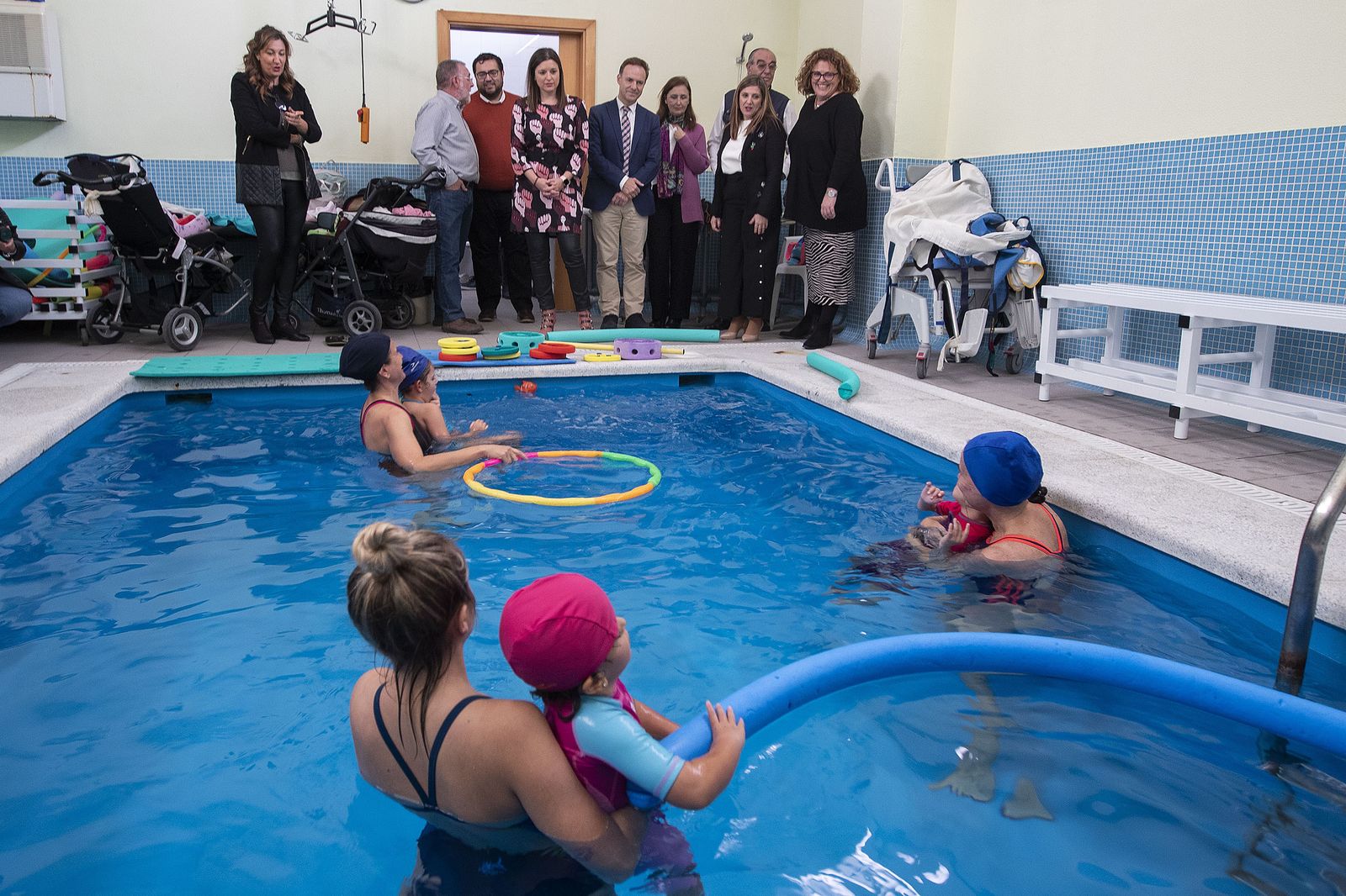 Unas pequeñas realizan sus ejercicios en la piscina de Upace, durante la visita de la Diputación y el Ayuntamiento.