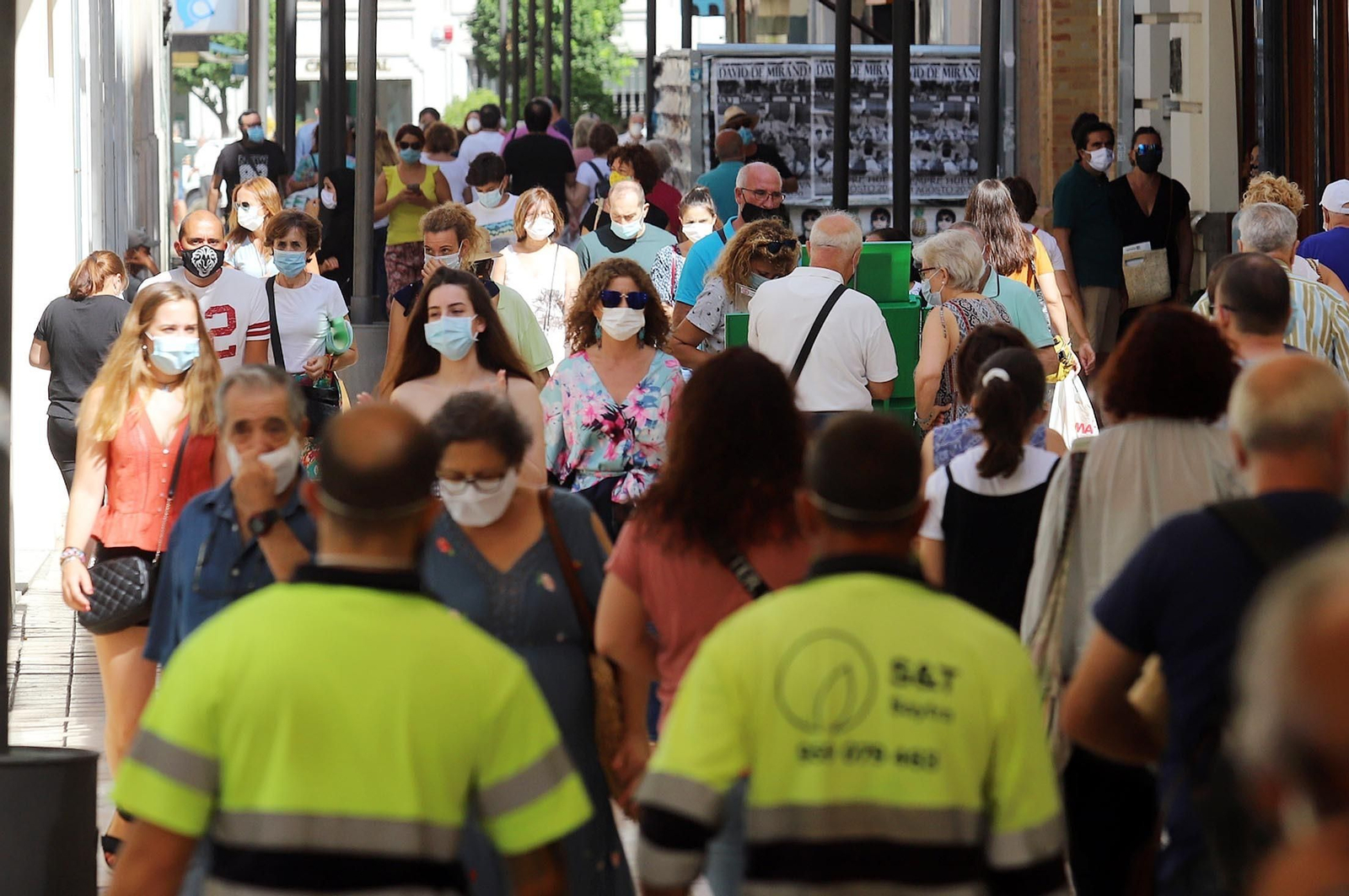 Numerosos onubenses caminan por las calles comerciales de la capital onubense.