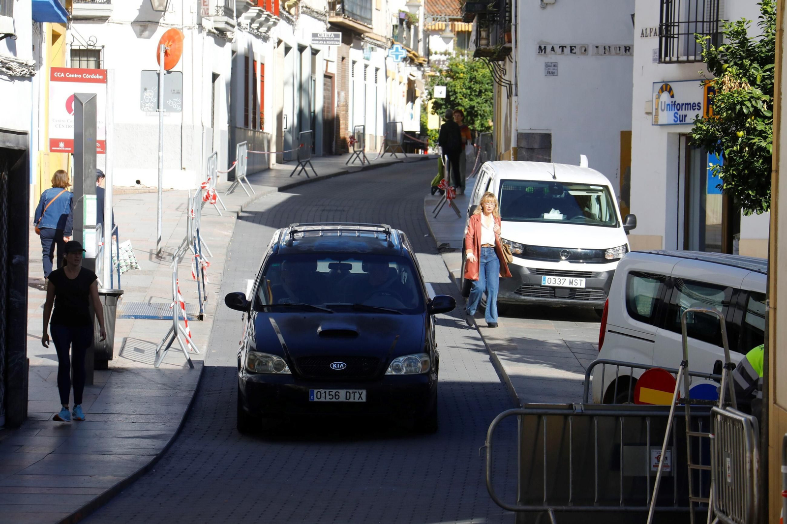 La reapertura al tráfico del primer tramo de la calle Alfaros, en imágenes