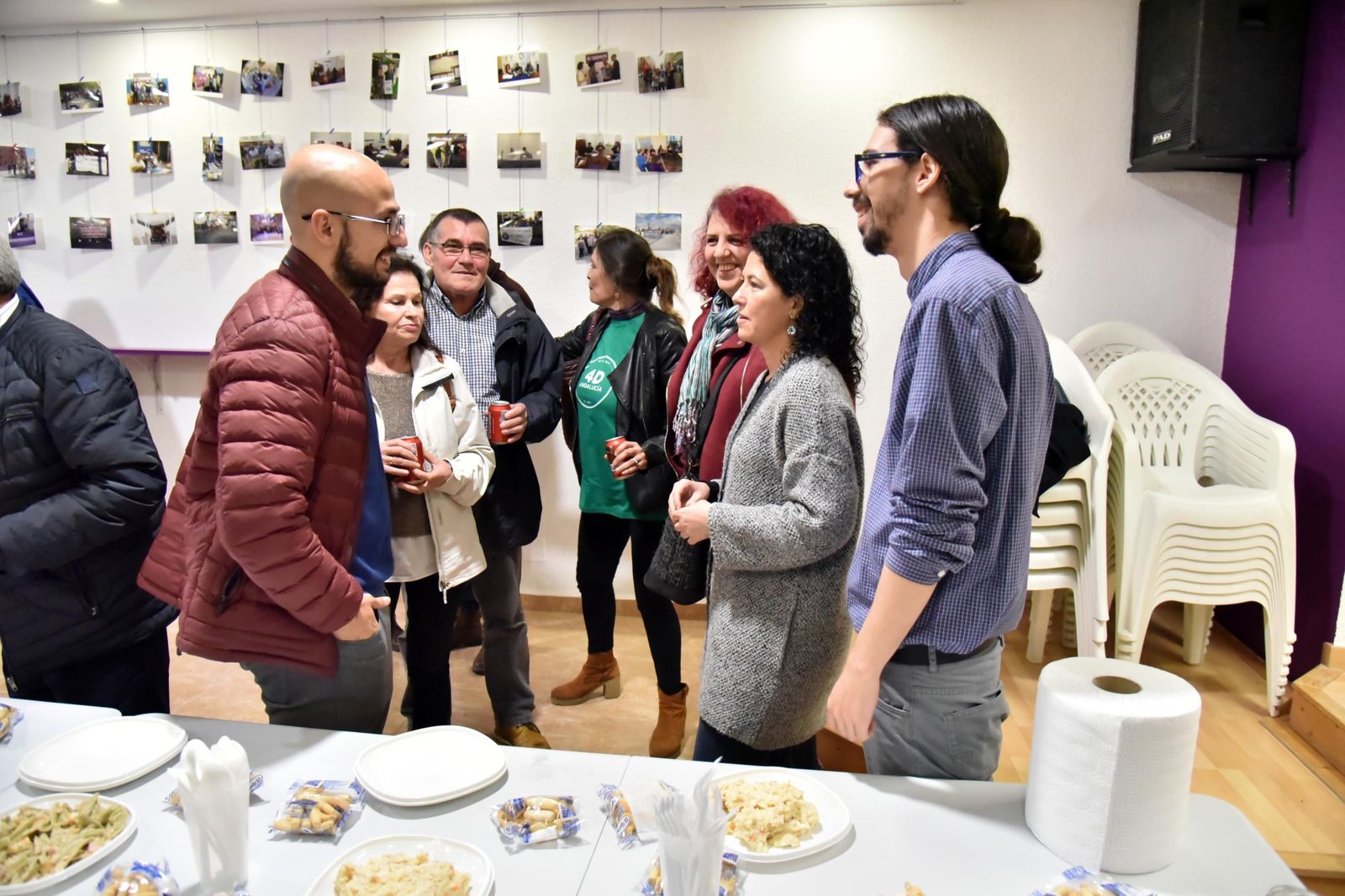 Pablo Ganfornina y Maribel Mora, con miembros de Podemos en su nueva sede de Algeciras.