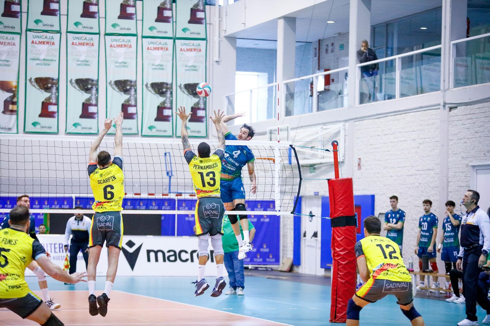 Las imágenes del Unicaja Costa de Almería-Leleman Conqueridor, primer partido del play off por el título de Superliga en Almería