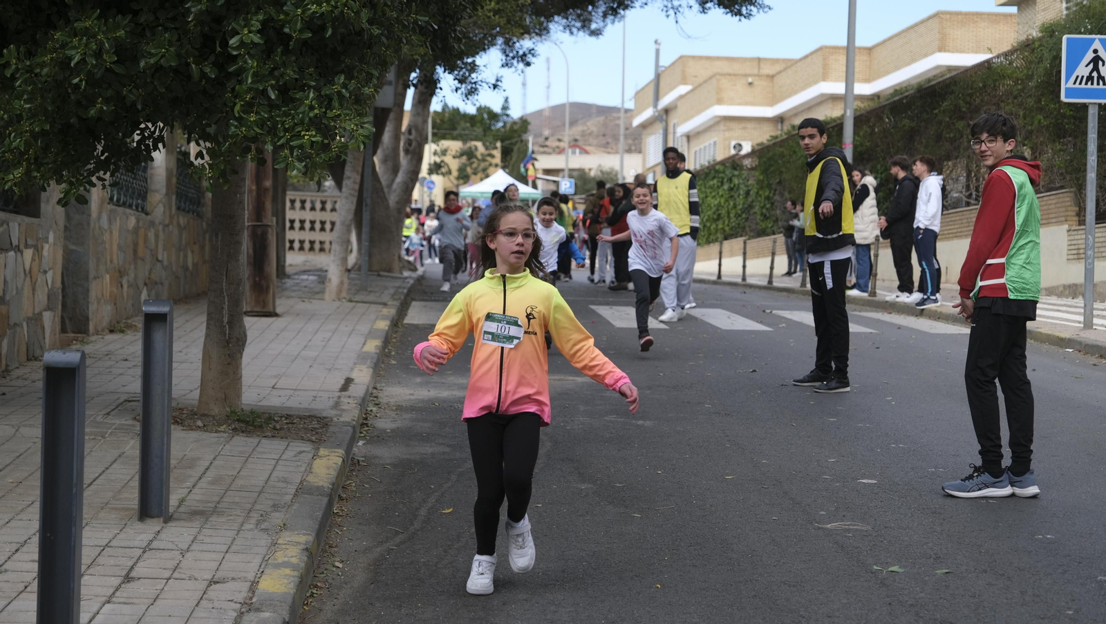 Imágenes de la carrera infantil contra el cáncer en el CEIP Francisco de Goya