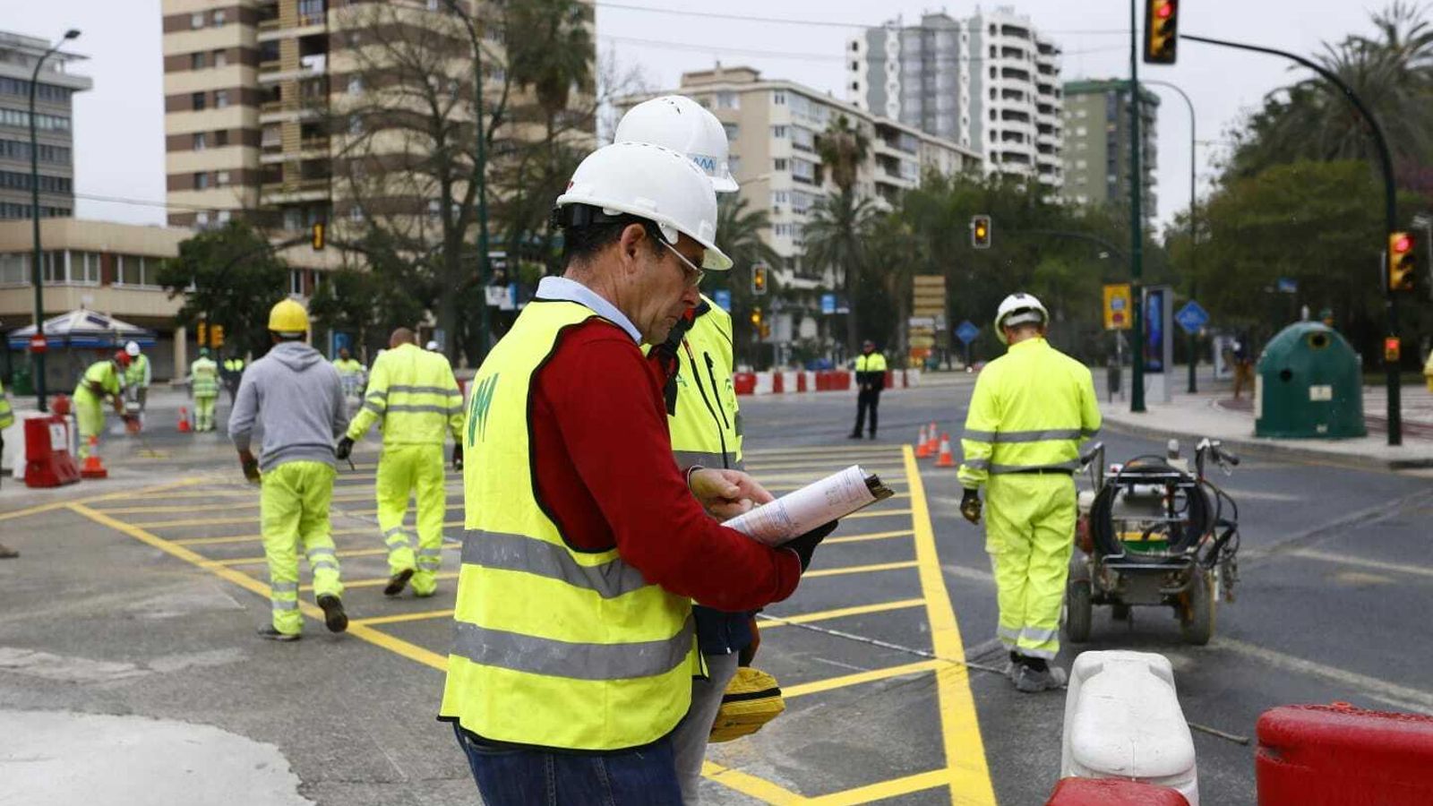 Uno de los responsables de la obra, en la ordenación de las actuaciones.