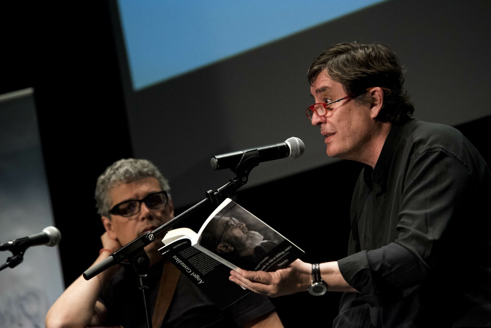 Luis García Montero lee algunos de sus versos en el Festival de Poesía.