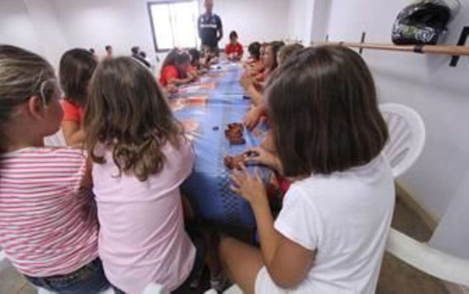 Los niños en el taller de manualidades, elaborando una mariquita con barro y abalorios./Fran Montes