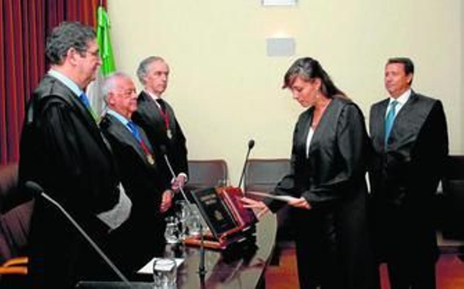 Una letrada jura en el Colegio de Abogados.