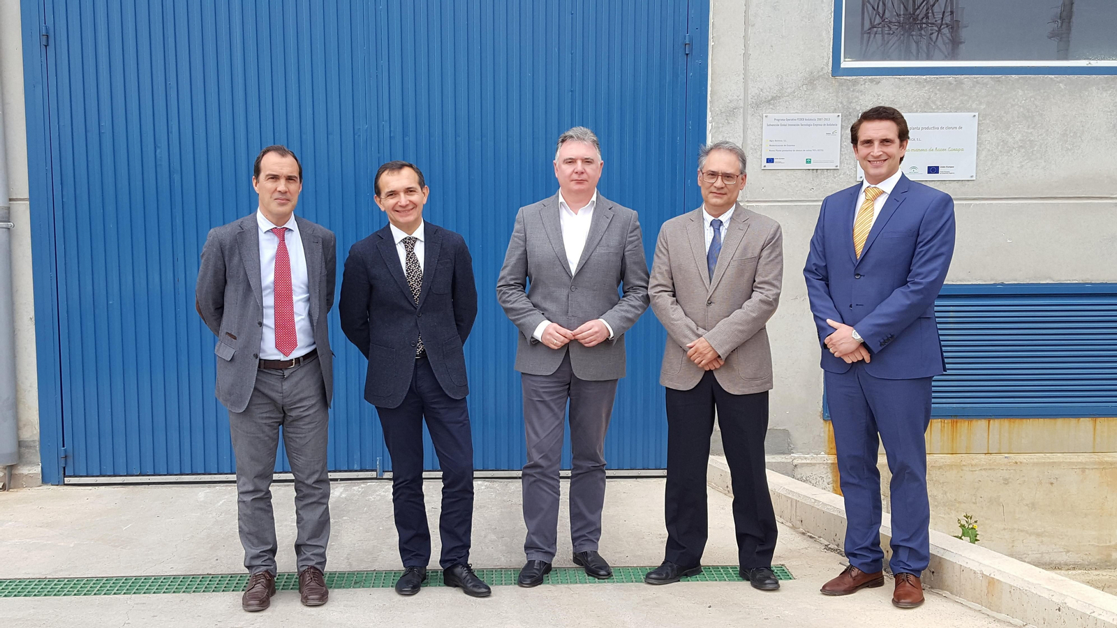 Responsables de la Junta y de la empresa, días atrás en la factoría.