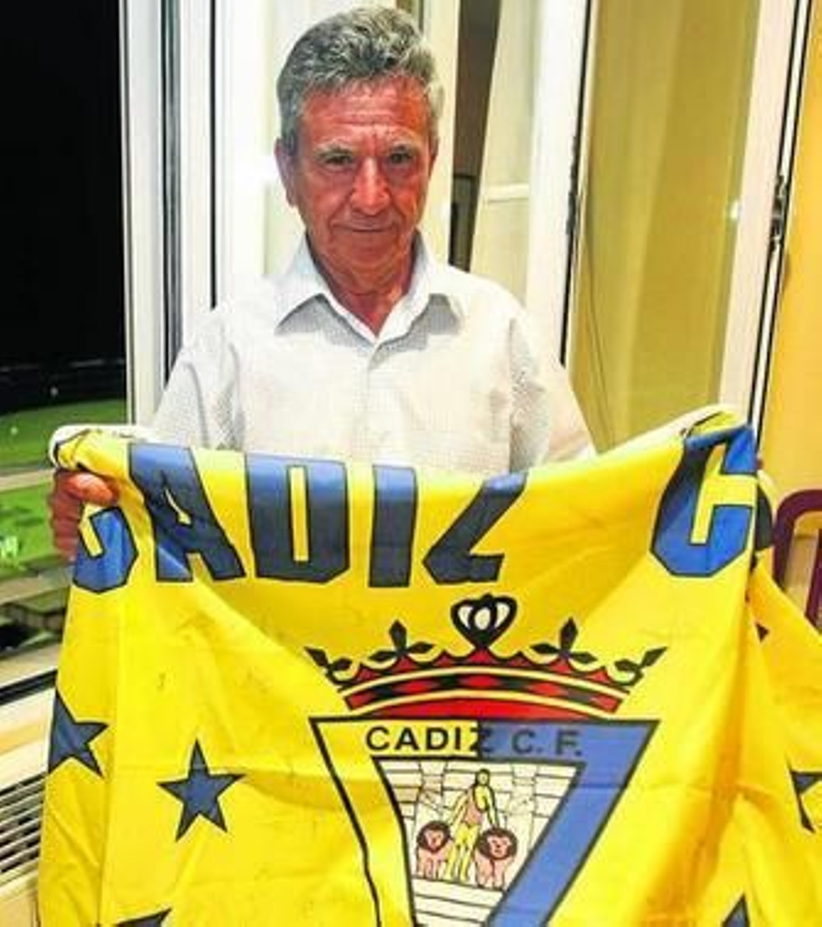 Huguet, con una bandera del Cádiz el día de su toma de posesión.