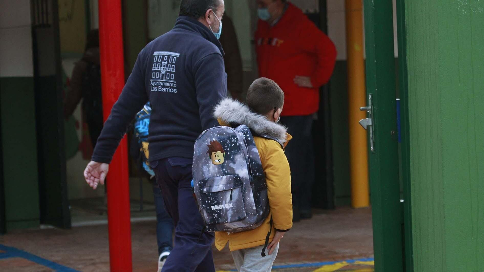 Entrada al colegio San Isidro Labrador en Los Barrios