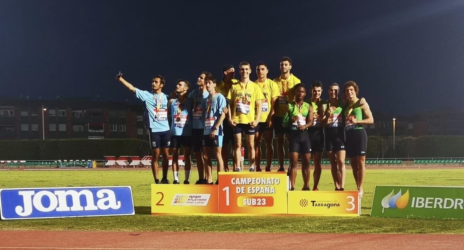 Los atletas del Nerja, en el podio del 4x100 metros.